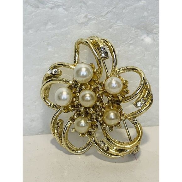 Women’s Faux White Pearl 3D Shimmering Rhinestone Gold Tone Flower Brooch Pin 2” - Picture 7 of 7
